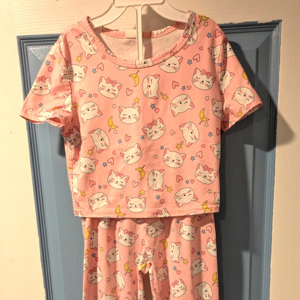 Girl's pajama set. Size about a 7?